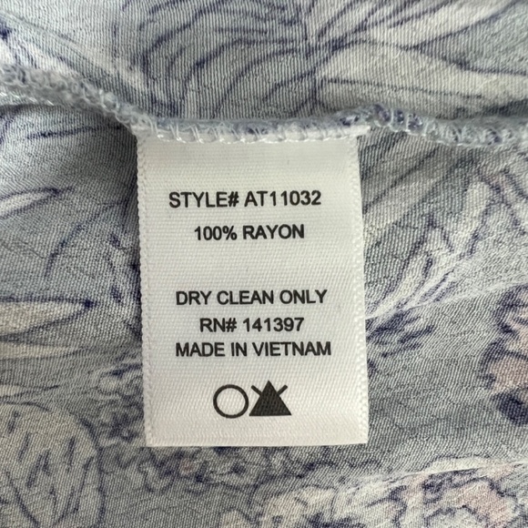 ASTR Floral Long Sleeve Boxy Cropped Top Women's Size Medium Buttoned Back - Picture 10 of 11